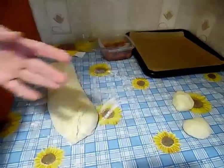 A sütőben történő sütéshez ossza meg a tésztát