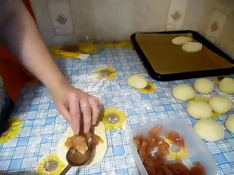A sütemények sütőben történő elkészítéséhez tegye a tésztát a töltelékre