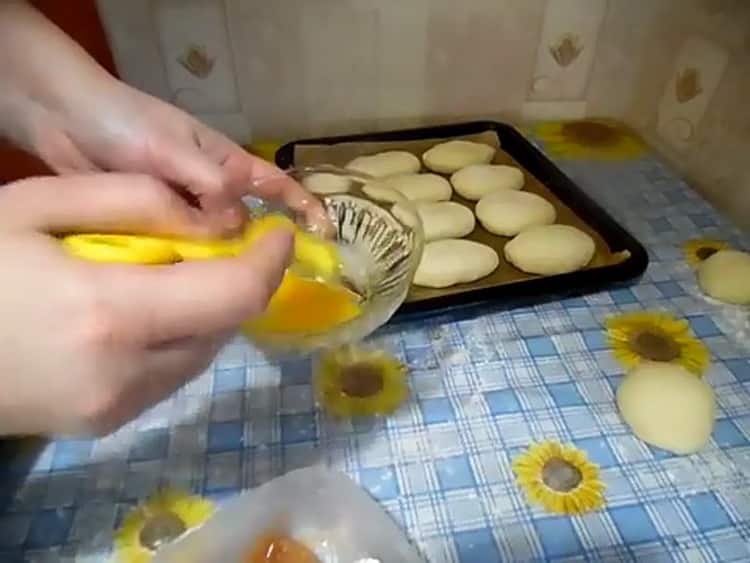 Per fare torte al forno, ungere l'impasto con un uovo