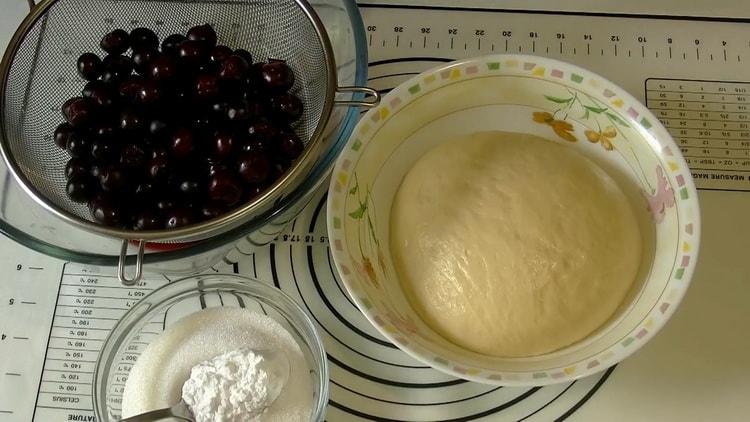 Per preparare le torte di ciliegie, prepara gli ingredienti