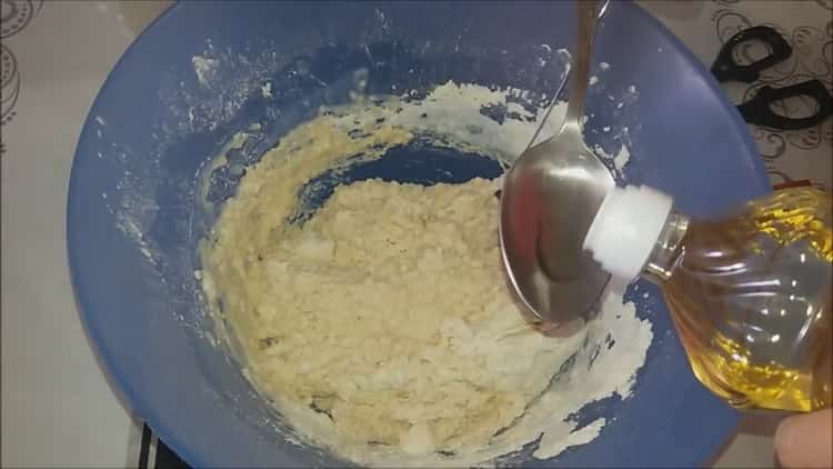 Vaivaa taikina perunapisteiden valmistamiseksi