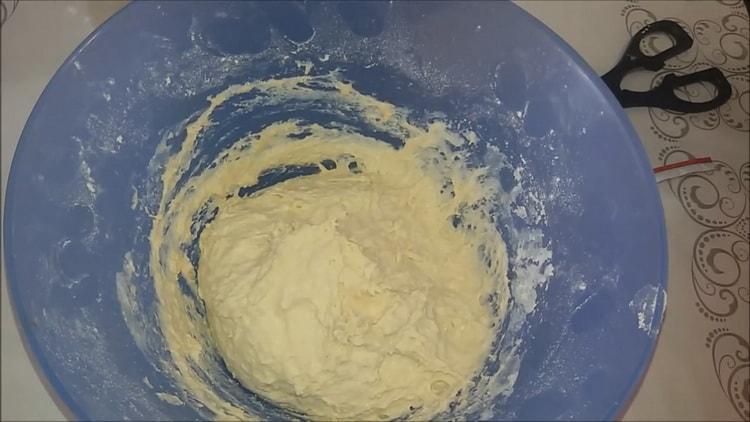 Per preparare le torte di patate, prepara gli ingredienti per l'impasto