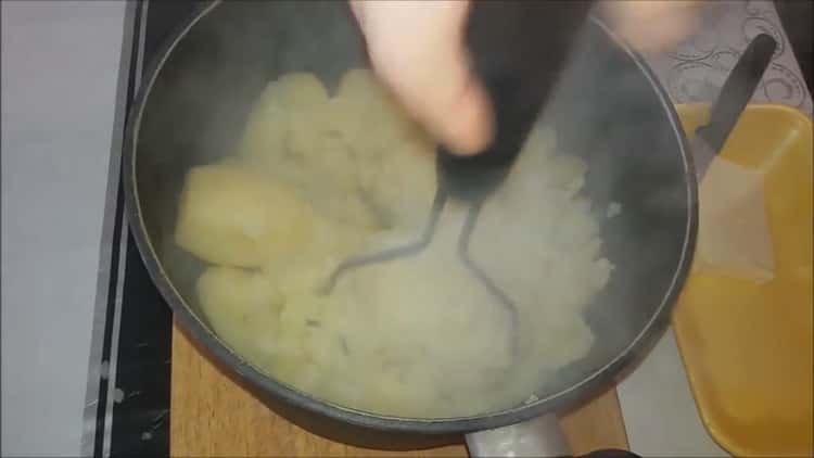 Kartoffelpüree machen, um Kartoffeltorten zu machen