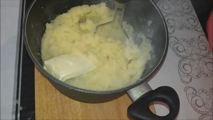 Fügen Sie Butter hinzu, um Kartoffelpastetchen zu machen
