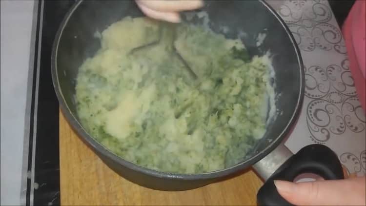 Zum Backen von Pasteten mit Kartoffeln das Gemüse hacken
