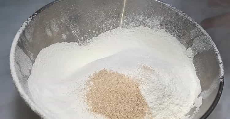 Setacciare la farina per fare torte di crauti