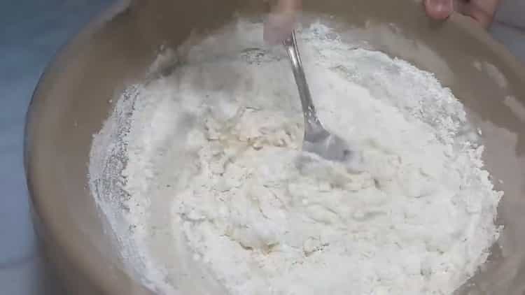 Mescolare gli ingredienti per le torte di crauti.