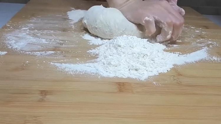 Омесете тестото, за да направите пайове от кисело зеле