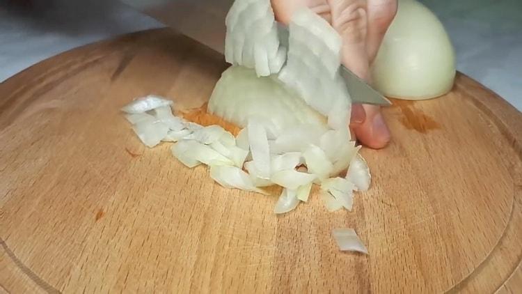 Per fare le torte di crauti, tagliare la cipolla