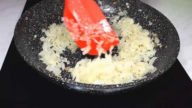 Per preparare torte di crauti, rosolate le cipolle
