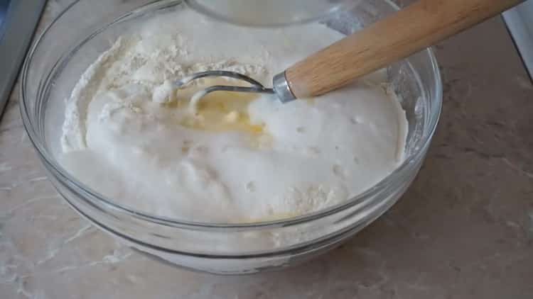 За да направите пайове с лук и яйца, направете тесто