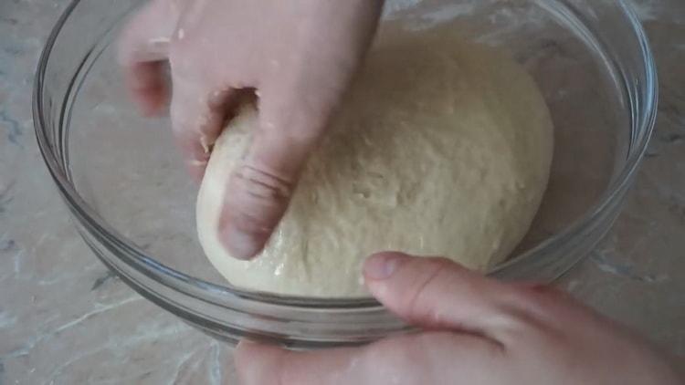Ha hagymával és tojással készítik piteket, gyúrjuk meg a tésztát
