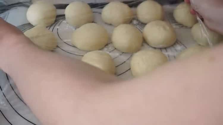 Για να κάνετε πίτες με κρεμμύδια και αυγά, διαιρέστε τη ζύμη σε κομμάτια