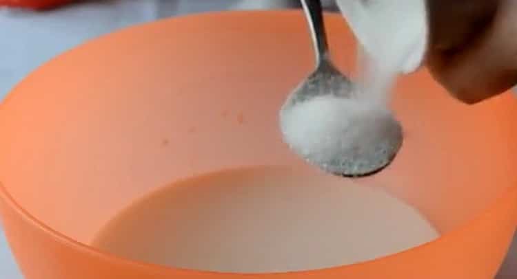 Aggiungi lo zucchero per fare torte di semi di papavero