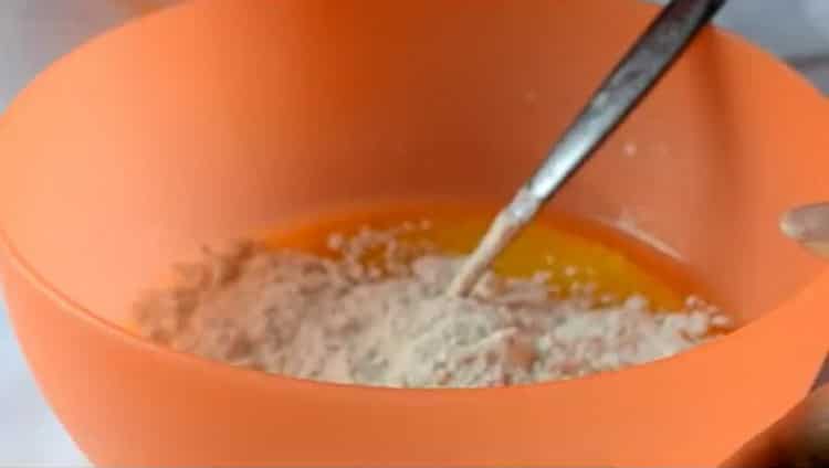 Aggiungi la farina per fare torte con semi di papavero