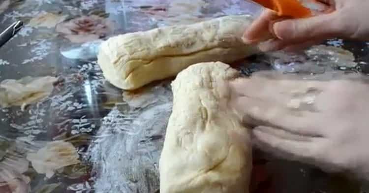 Den Teig ausrollen, um Mohnkuchen zu machen