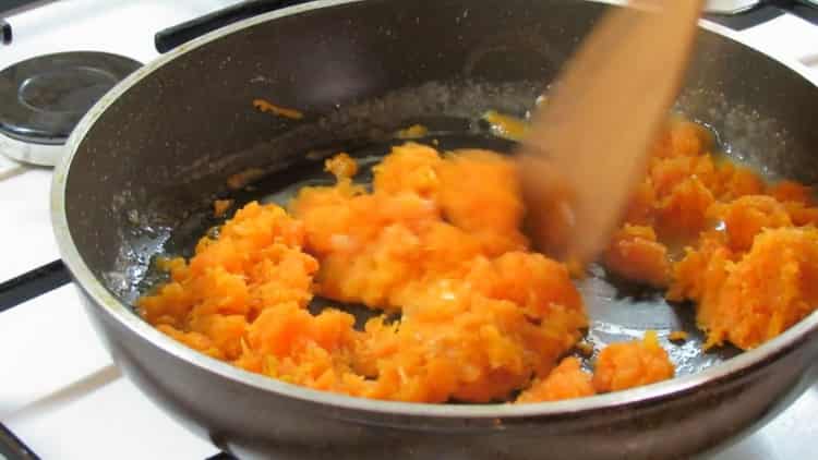 Norėdami gaminti morkų pyragus, pakepinkite įdarą