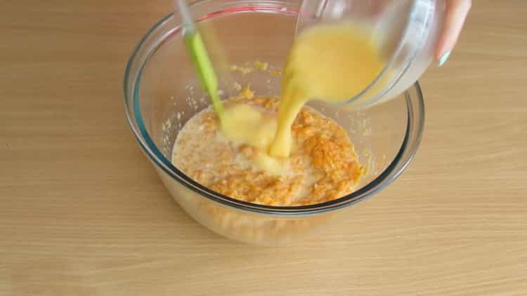 Προσθέστε αυγά για να φτιάξετε καρότο πίτες