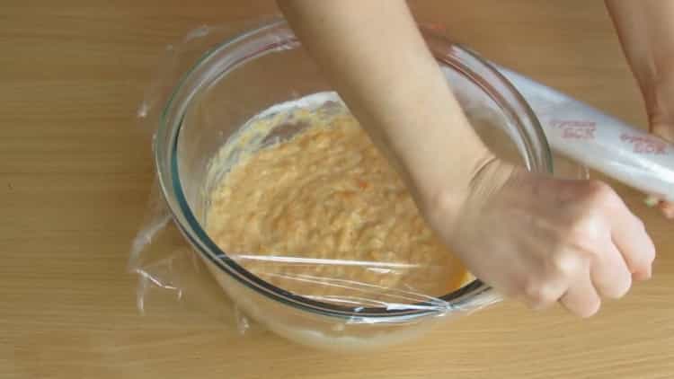 Norėdami gaminti morkų pyragus, leiskite tešlai pastovėti
