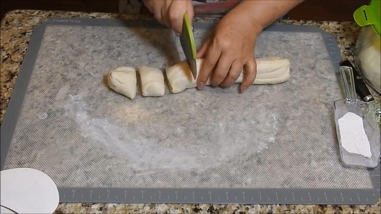 Schneiden Sie den Teig, um Fleischpastetchen im Ofen zuzubereiten