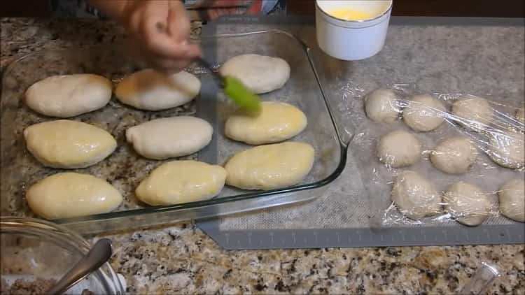Um Fleischpastetchen im Ofen zuzubereiten, fetten Sie die Pastetchen mit einem Ei ein
