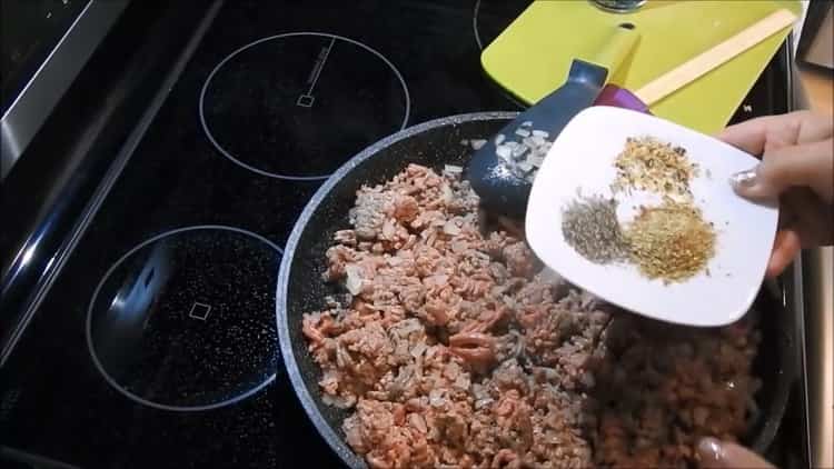 Um Fleischpastetchen im Ofen zuzubereiten, fügen Sie der Füllung Gewürze hinzu