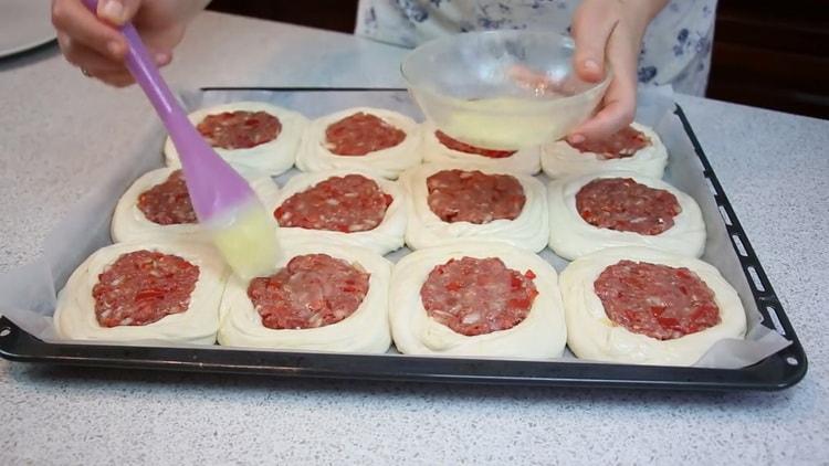 За да приготвите бутер тесто с месо, предварително загрейте фурната