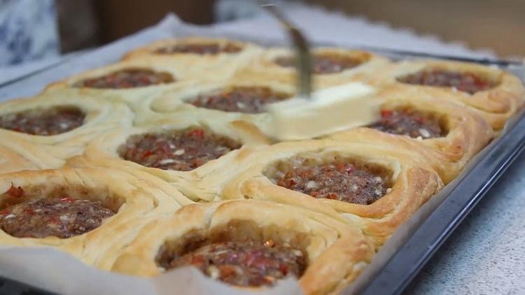 Pie na may karne mula sa puff pastry: isang hakbang sa hakbang na may mga larawan