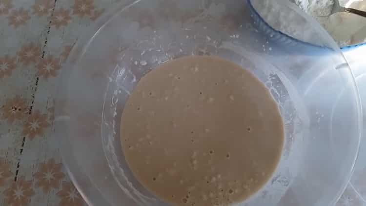 Machen Sie einen Teig, um Marmeladenkuchen im Ofen zuzubereiten