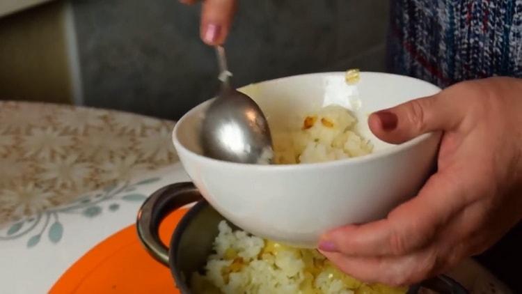 Смесете съставките, за да направите оризови пайове