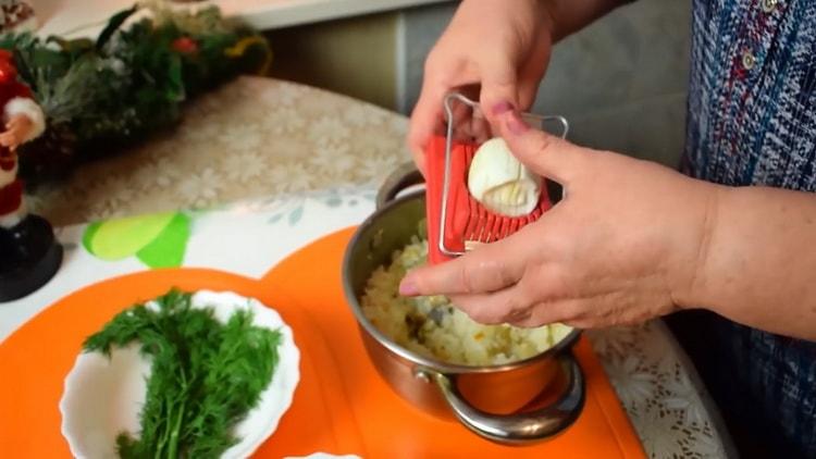 Eier kochen, um Reiskuchen zu machen