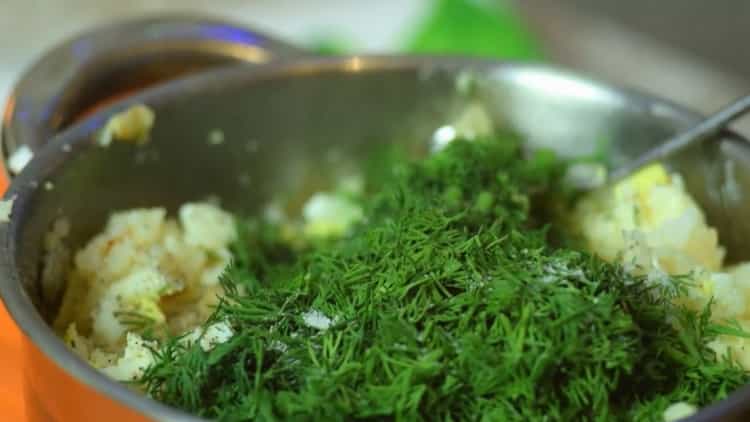 لطهي فطائر الأرز ، يقطع الخضر