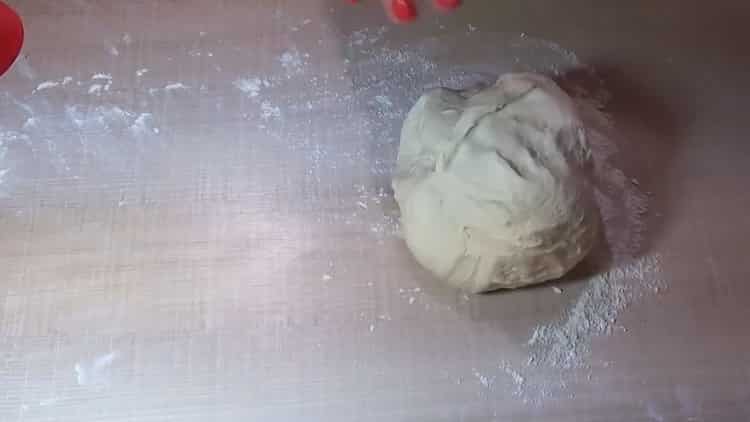 Den Teig kneten, um Wurstkuchen zu machen
