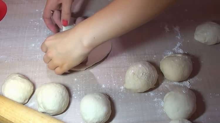 Kolbászos torták elkészítéséhez tegye a tésztát a töltelékre