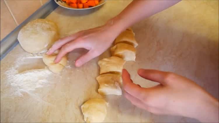 Για να φτιάξετε πίτες κολοκύθας, διαιρέστε τη ζύμη