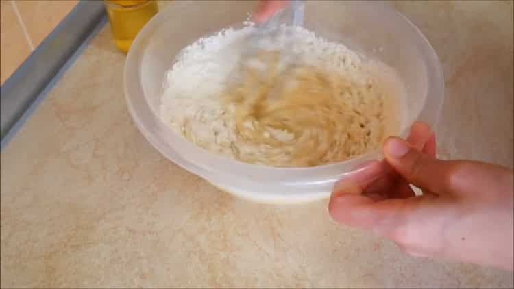 Setacciare la farina per fare torte di zucca