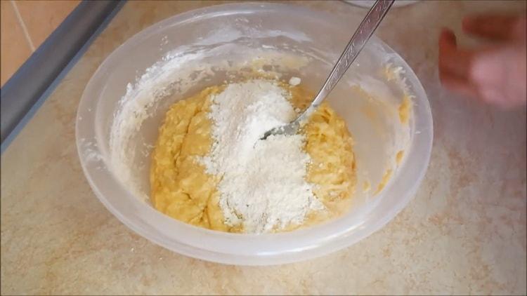 Per la preparazione di torte con zucca impastare la pasta
