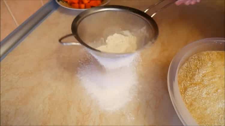 Setacciare la farina per fare torte di zucca