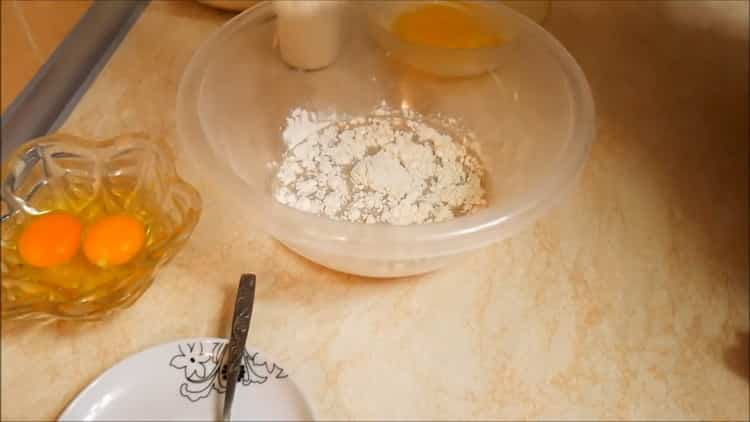Για να φτιάξετε πίτες καρυκεύματος στο φούρνο, ετοιμάστε μια ζύμη