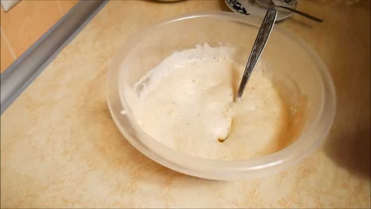 Siivilöi jauhot jauhepiirakoiden valmistamiseksi uunissa