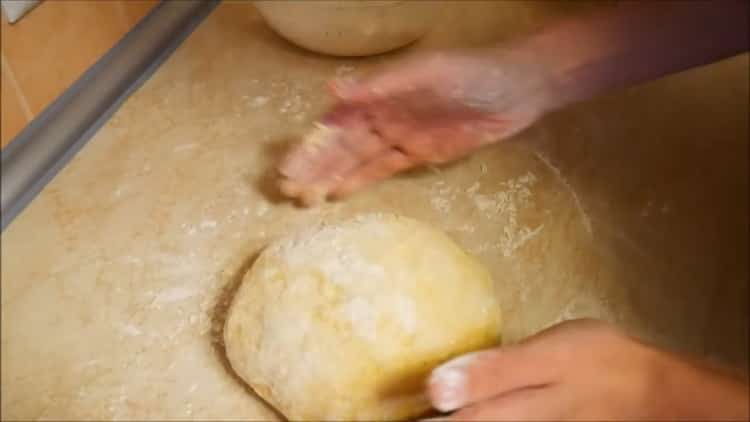 Bereiten Sie den Teig vor, um im Ofen Pasteten zuzubereiten