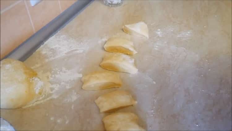 За да направите ябълкови пайове във фурната, нарежете тестото