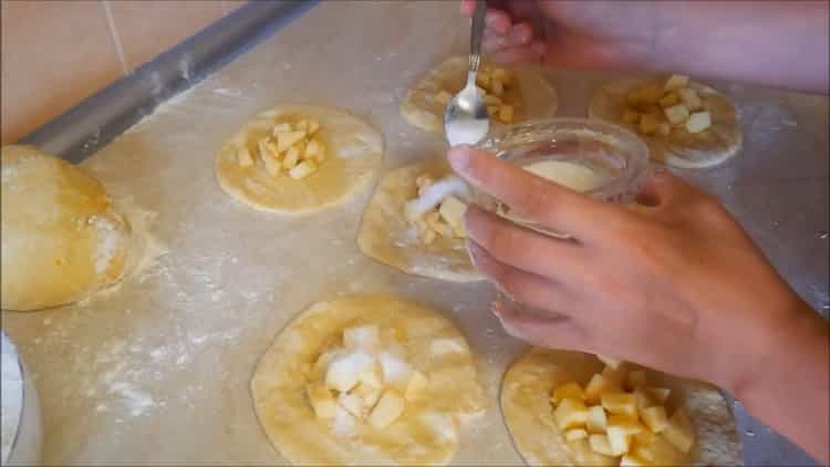 Norėdami paruošti pyragus su obuoliais orkaitėje, ant tešlos uždėkite įdaro