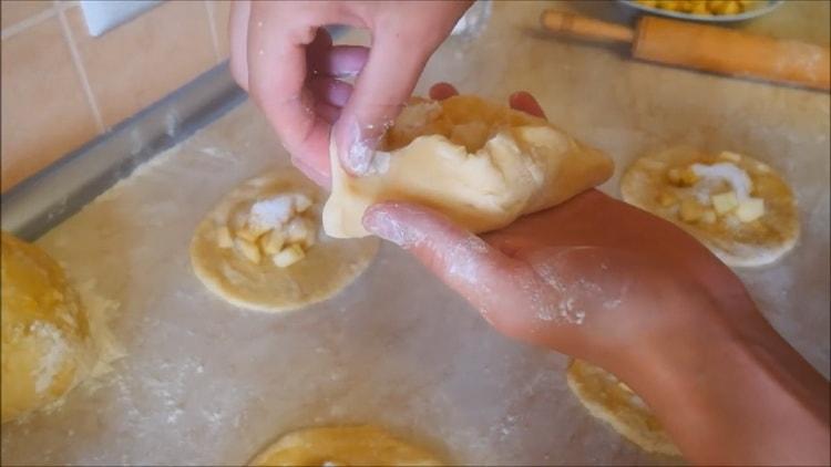 За да направите ябълкови пайове във фурната, покрийте краищата на тестото