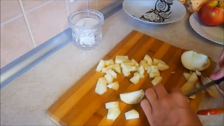 За да направите ябълкови пайове във фурната, нарежете ябълките
