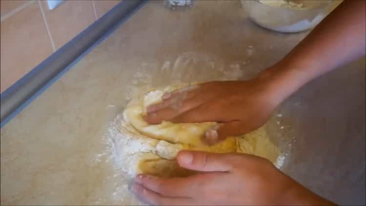 Almás pite előállításához a kemencében gyúrjuk meg a tésztát