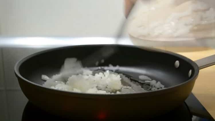 smažte cibuli a připravte si vaječné placičky