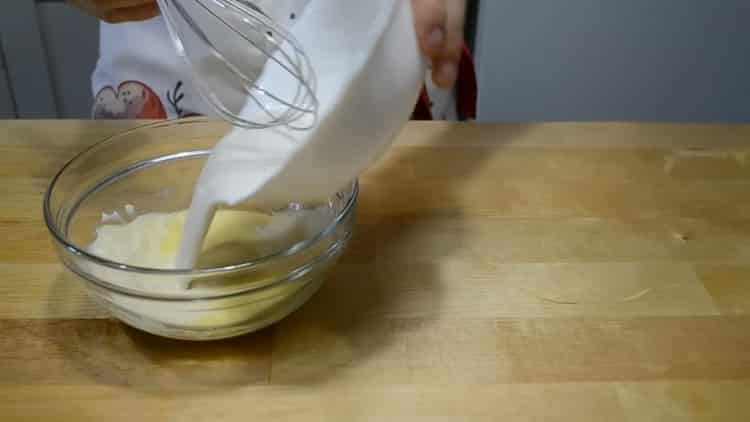 Um die Eierkuchen zuzubereiten, bereiten Sie die Zutaten vor