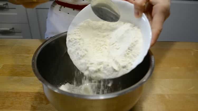 setacciare la farina per fare le torte all'uovo