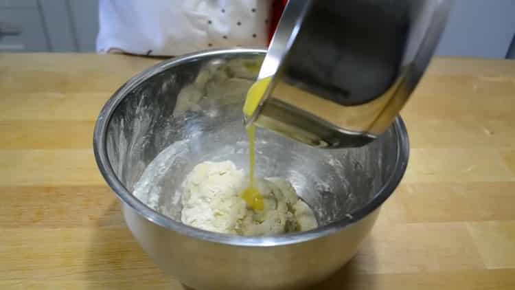 įpilkite sviesto, kad susidarytų kiaušinių pyragai